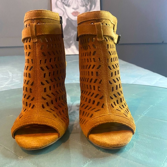 BCBG open toe booties - Picture 2 of 5